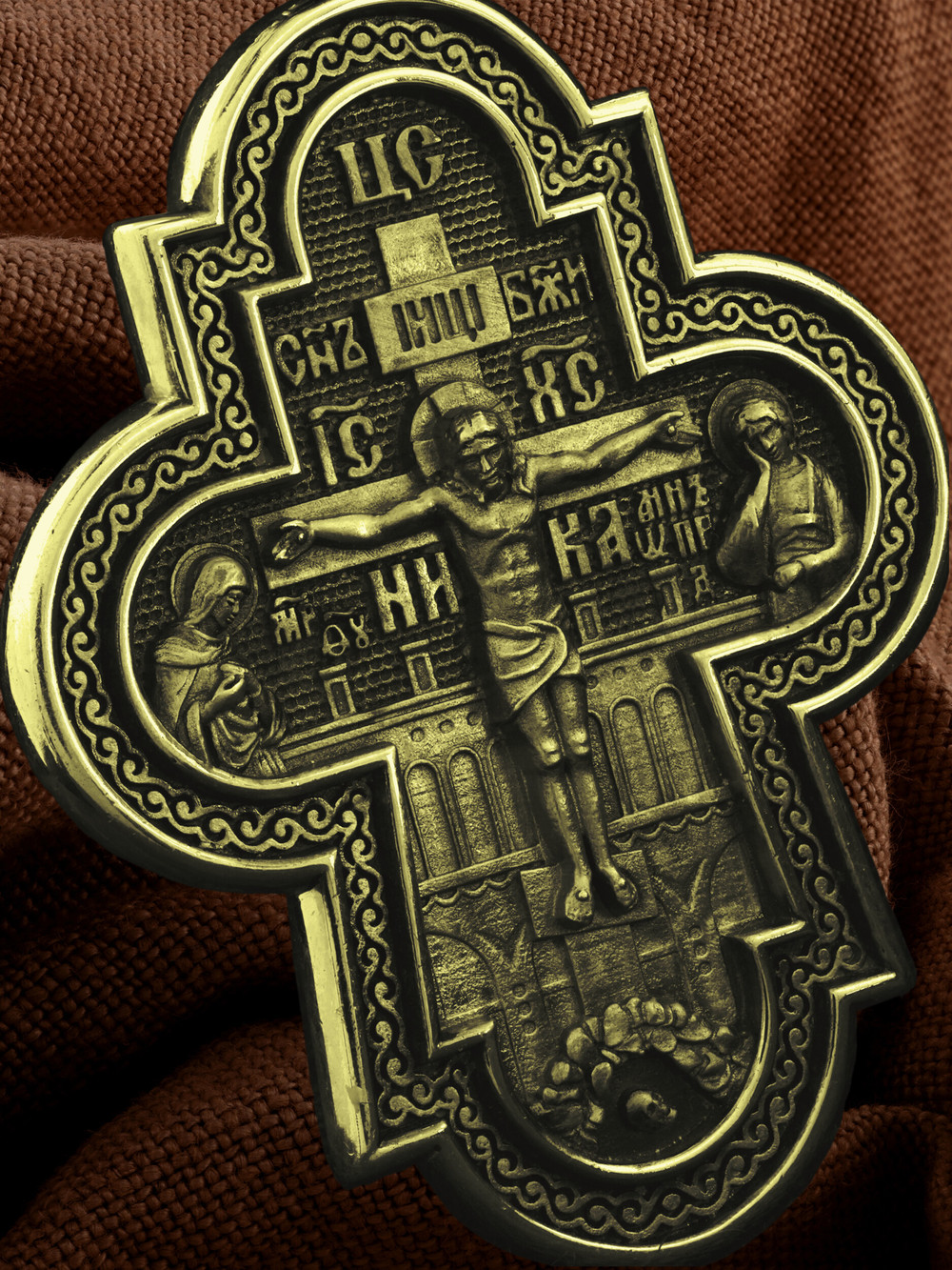 Крест из лимонного золота