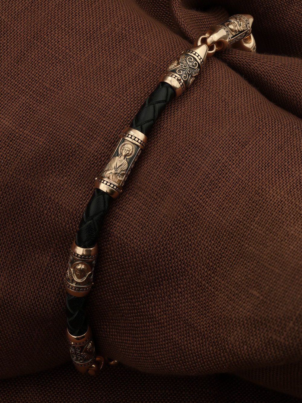 Браслет из золота c кожаным шнурком