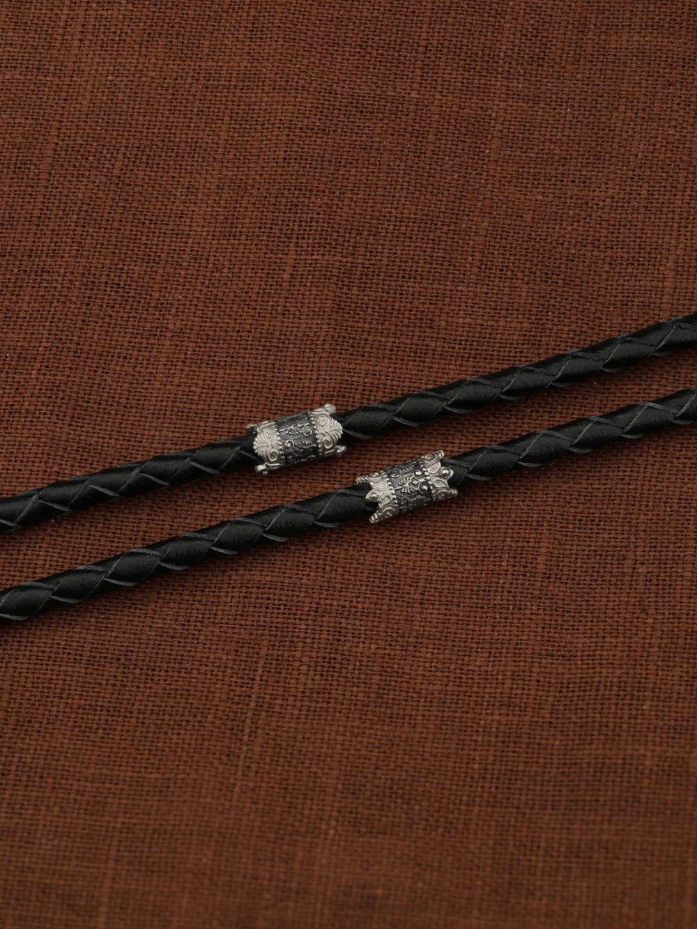 Гайтан из белого золота c кожаным шнурком