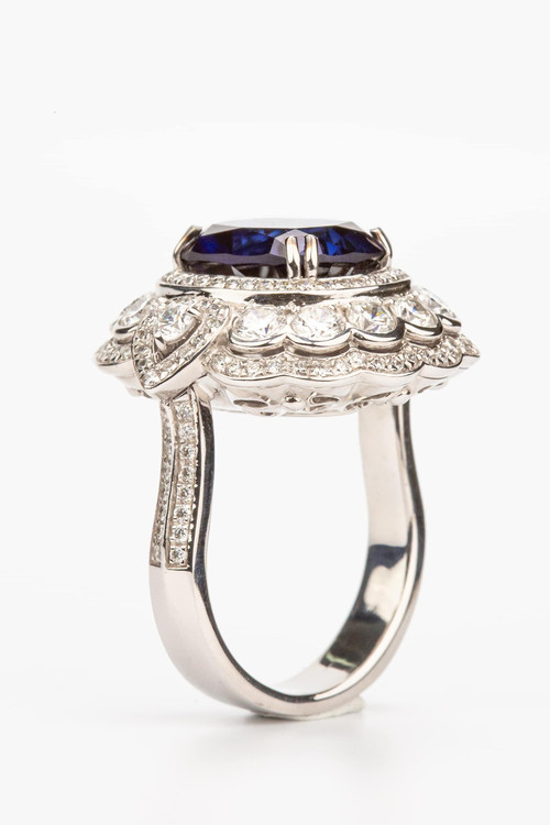 Кольцо из белого золота c бриллиантами и сапфиром