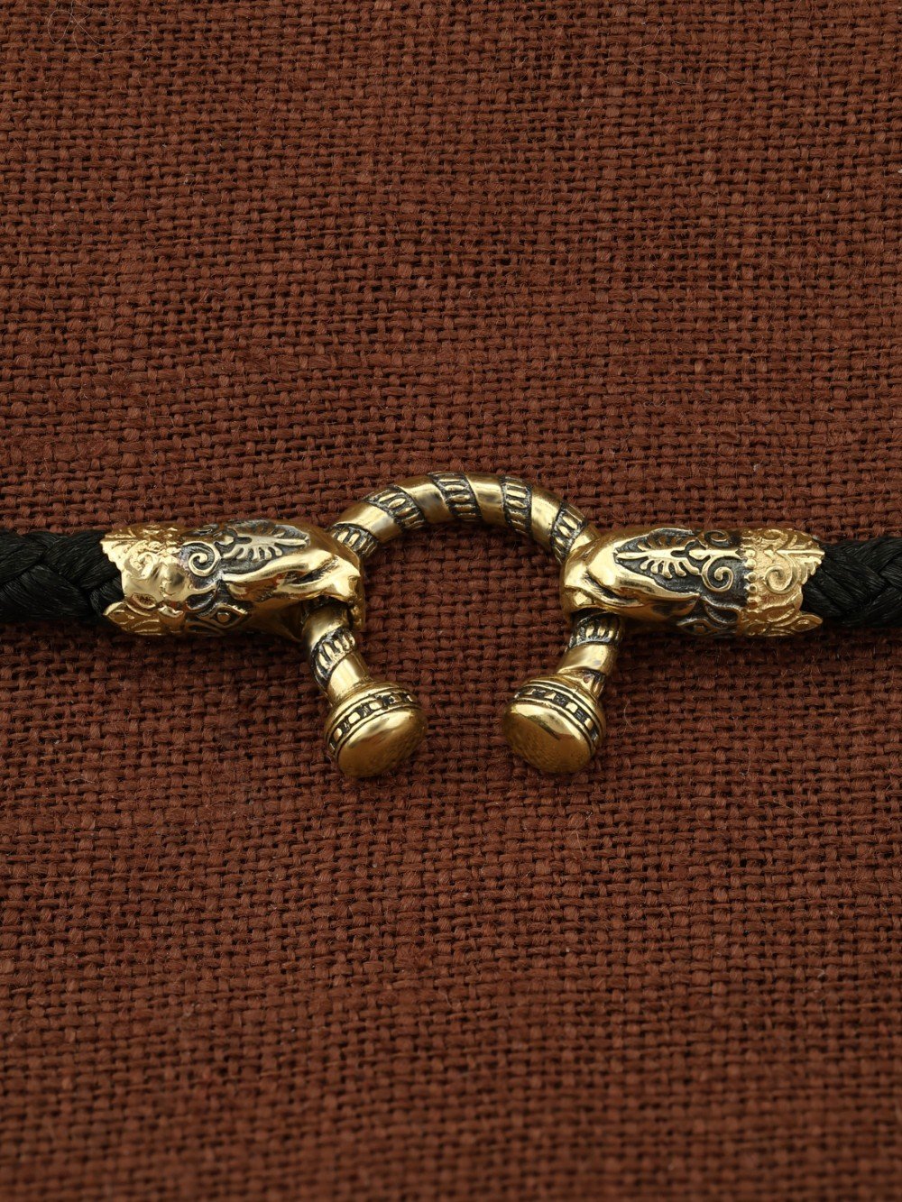 Шнурок шёлковый из лимонного золота c шёлковым шнурком