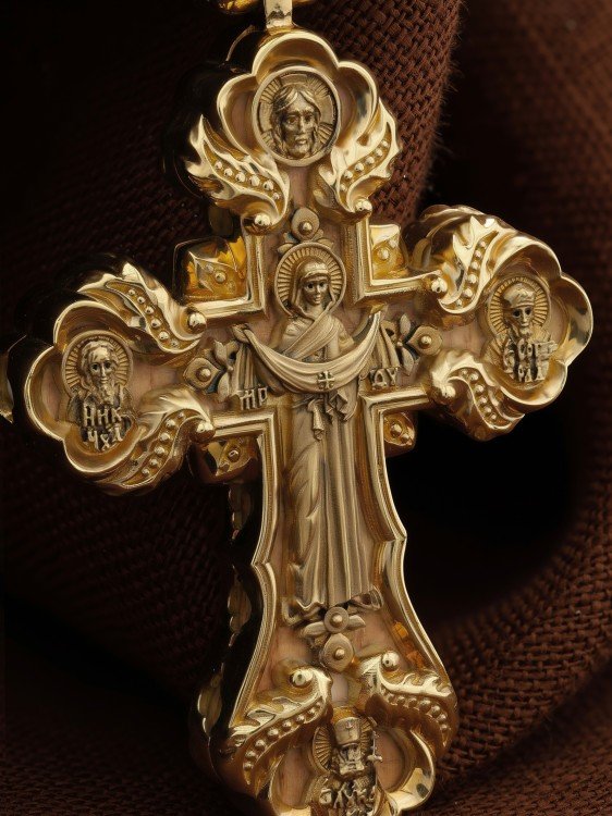 Крест из лимонного золота c деревом груши