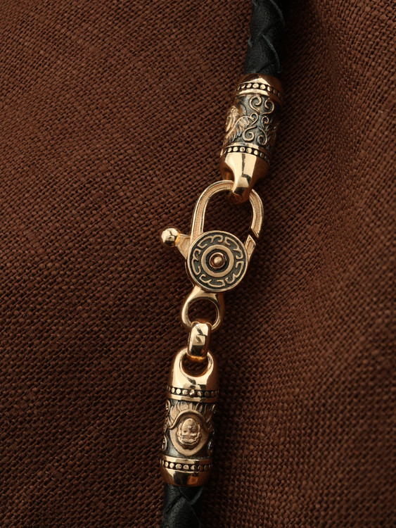 Шнурок кожаный из золота c кожаным шнурком и ониксом