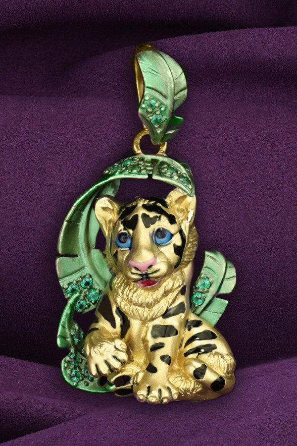 Подвеска из лимонного золота c эмалью и изумрудом