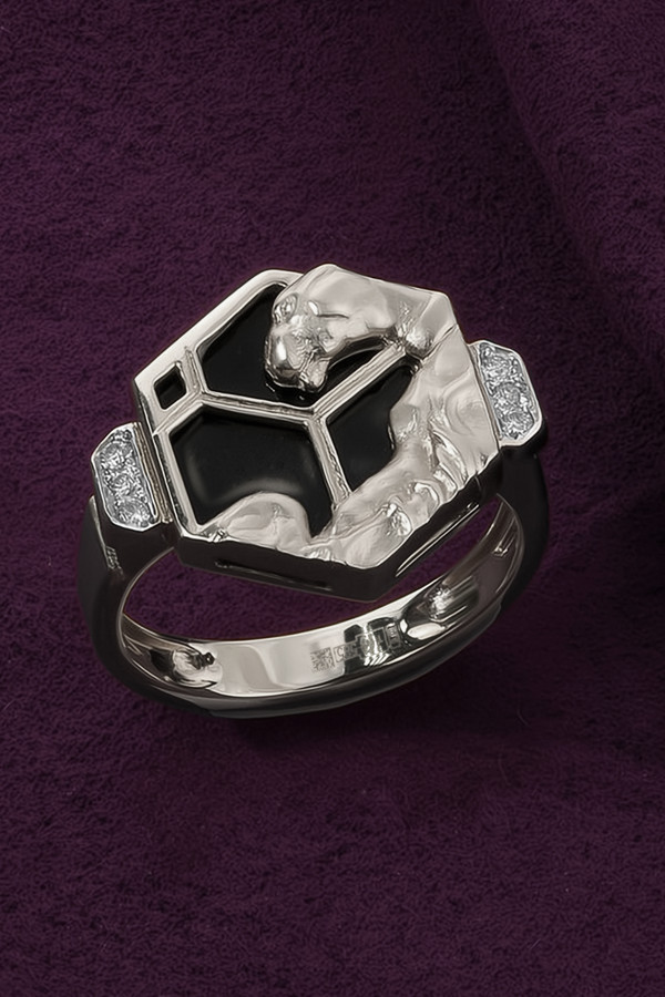 Кольцо из белого золота c бриллиантами и ониксом