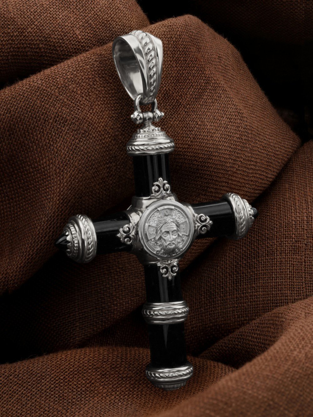 Крест из белого золота c ониксом