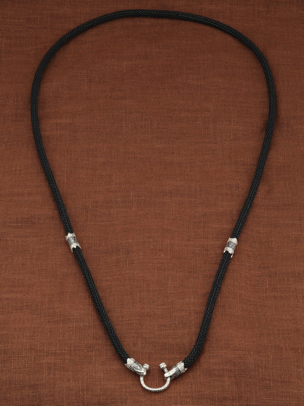 Шнурок шёлковый из белого золота c шёлковым шнурком