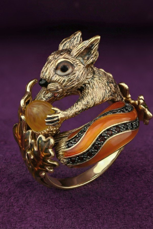 Кольцо из лимонного золота c эмаль , гранатом и янтарём