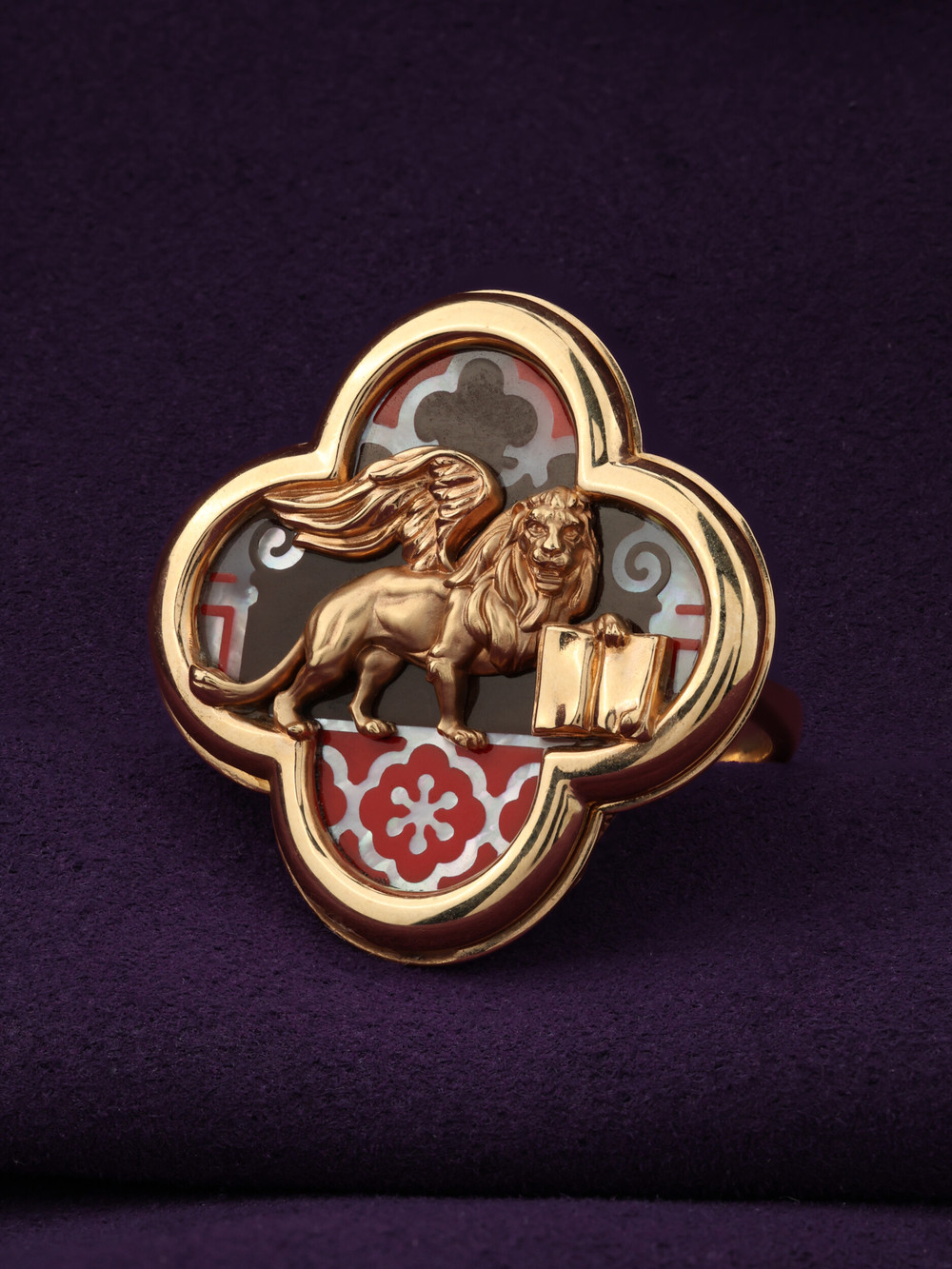 Кольцо из золота c эмаль и перламутром