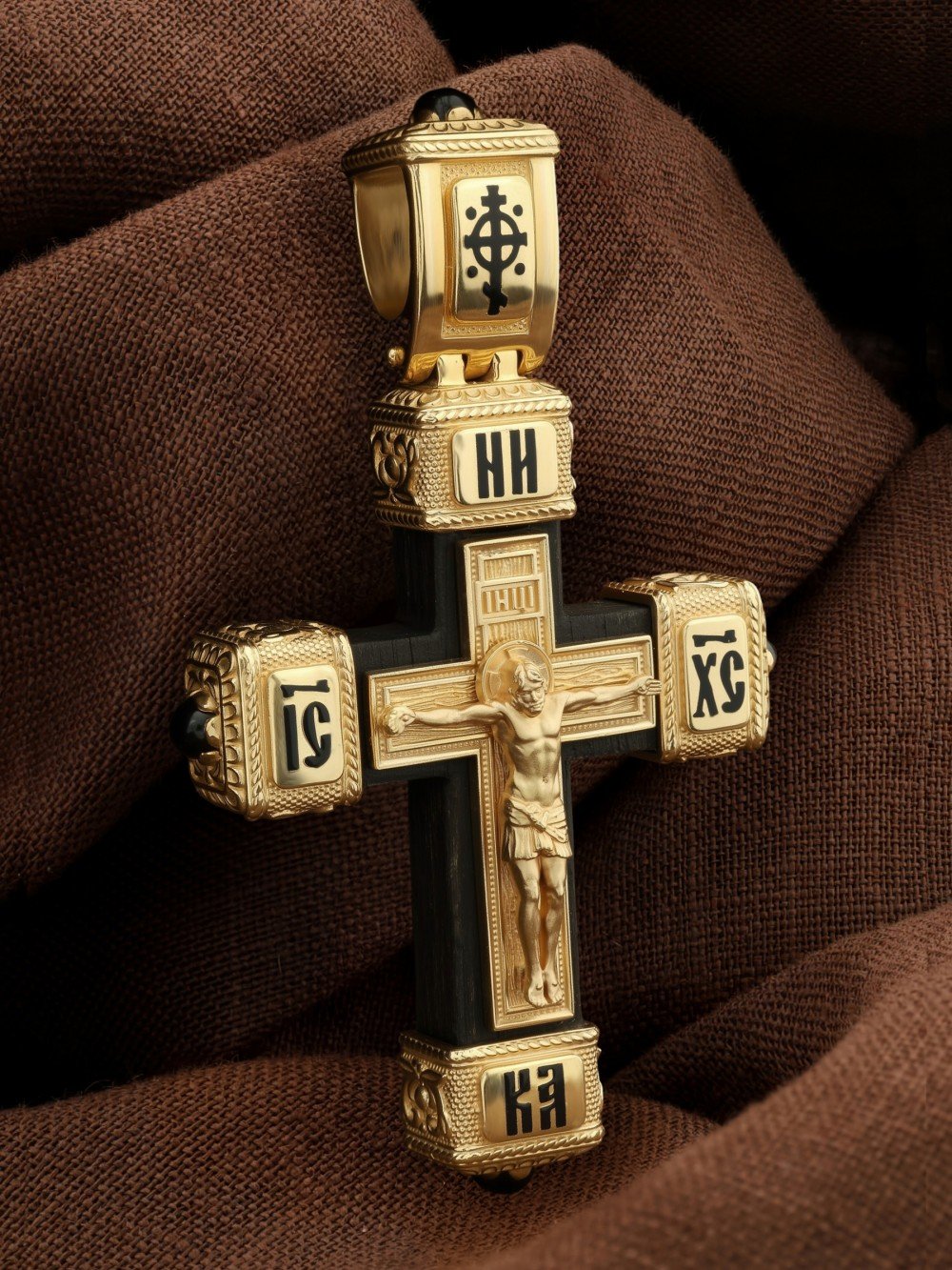 Крест из лимонного золота c эмаль , ониксом и эбеновым деревом