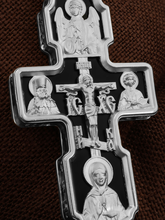 Крест из белого золота c ониксом