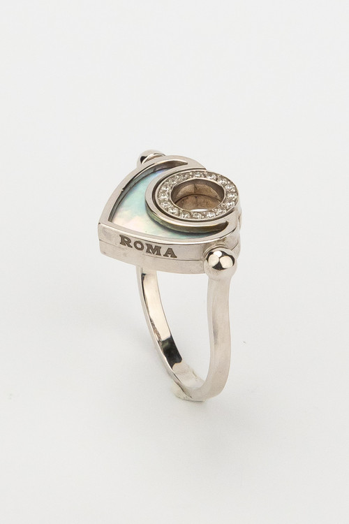 Кольцо из белого золота c бриллиантами, ониксом и перламутром