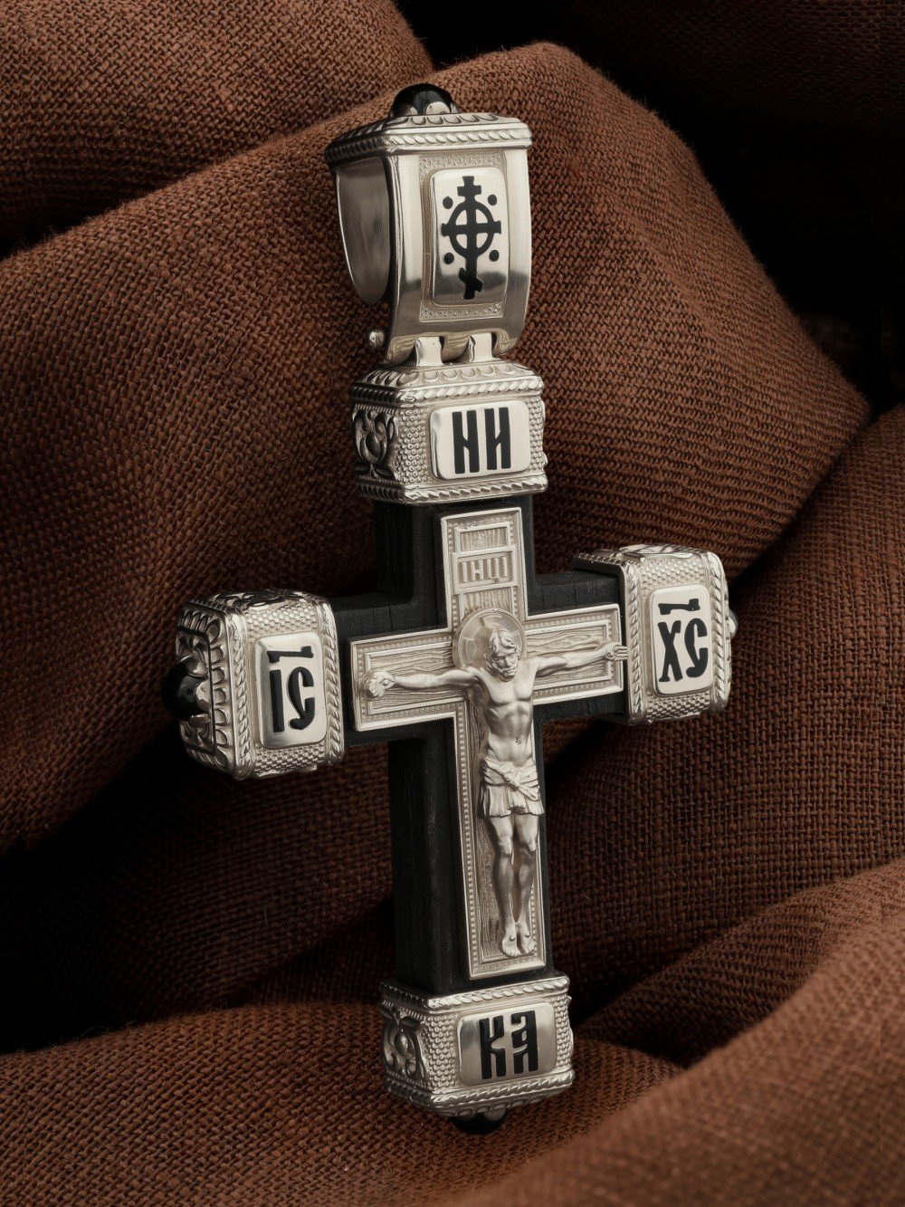 Крест из белого золота c эмаль , ониксом и эбеновым деревом