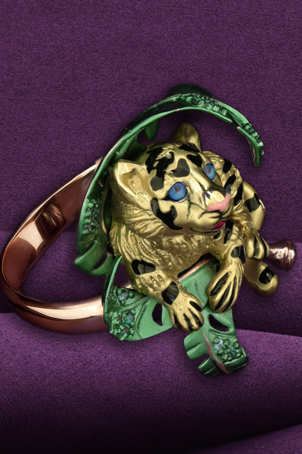 Кольцо из золота c эмаль и изумрудом