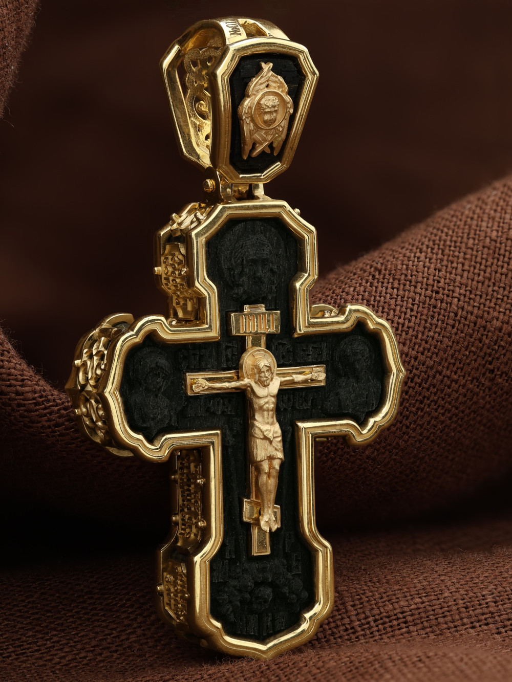 Крест из лимонного золота c эбеновым деревом