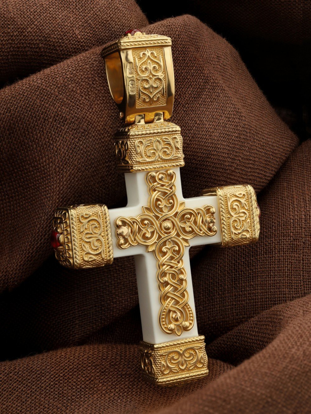 Крест из лимонного золота c эмаль , рубином и бивнем мамонта