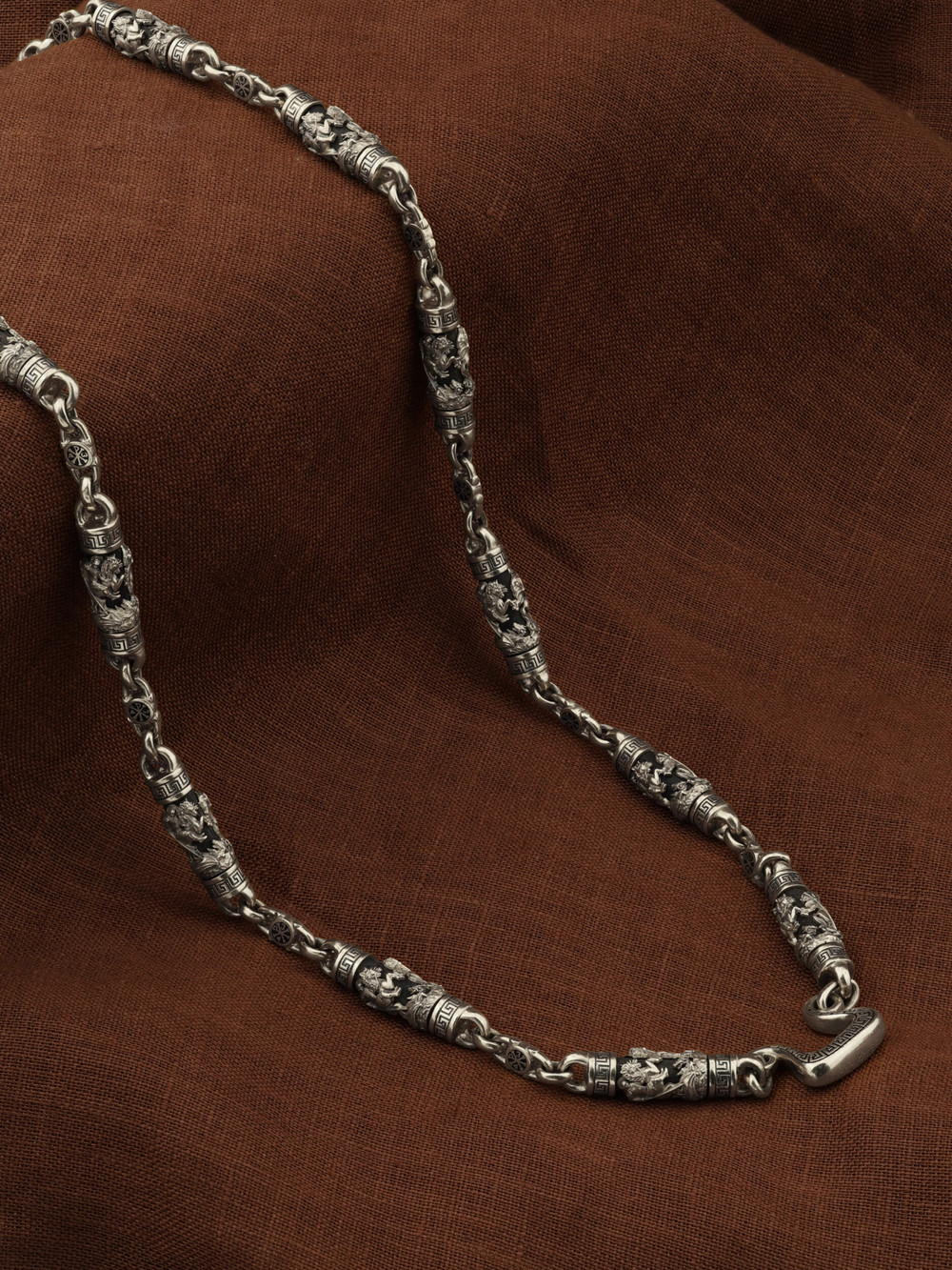 Цепь из белого золота c эмалью и эбеновым деревом