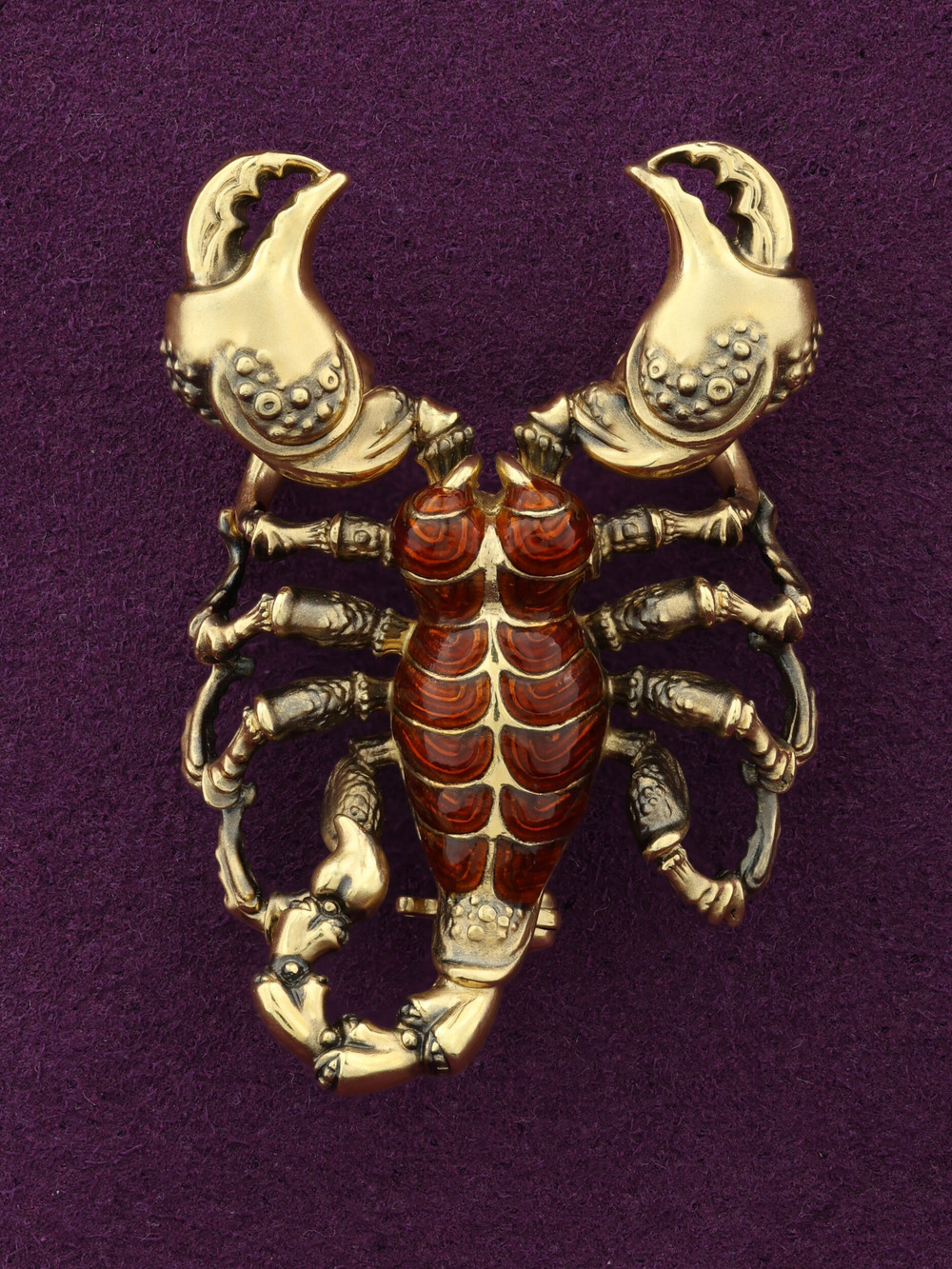 Брошь из лимонного золота c эмаль