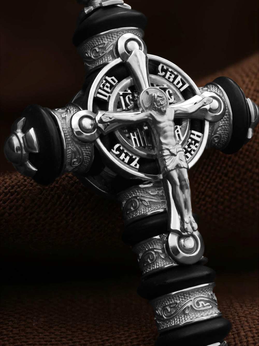 Крест из белого золота c ониксом