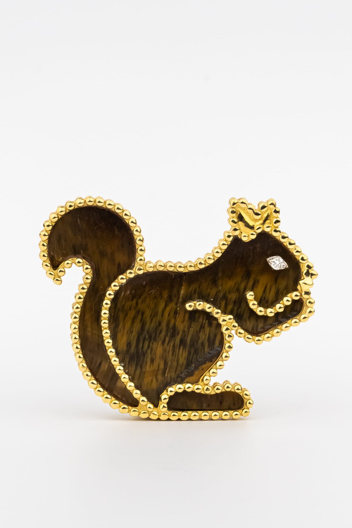 Брошь из лимонного золота c бриллиантами и тигровым глазом