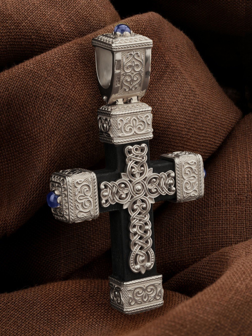 Крест из белого золота c эмаль , сапфиром и эбеновым деревом