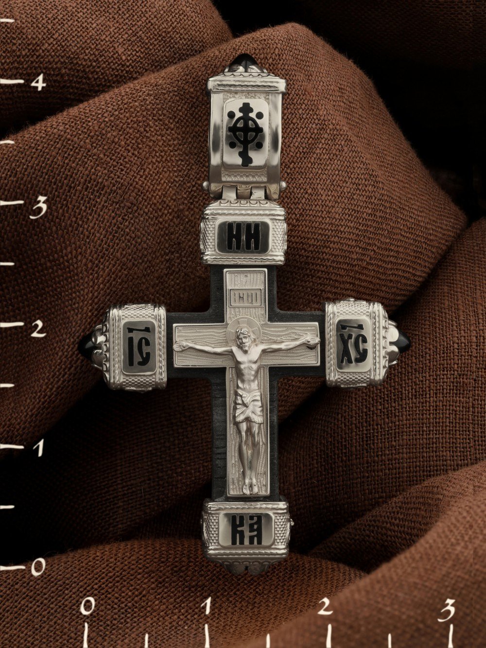 Крест из белого золота c эмаль , ониксом и эбеновым деревом