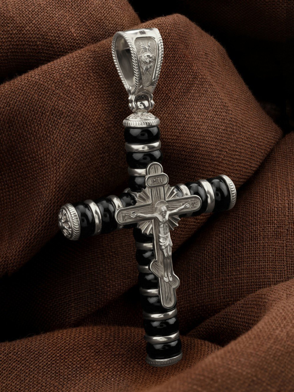 Крест из белого золота c ониксом