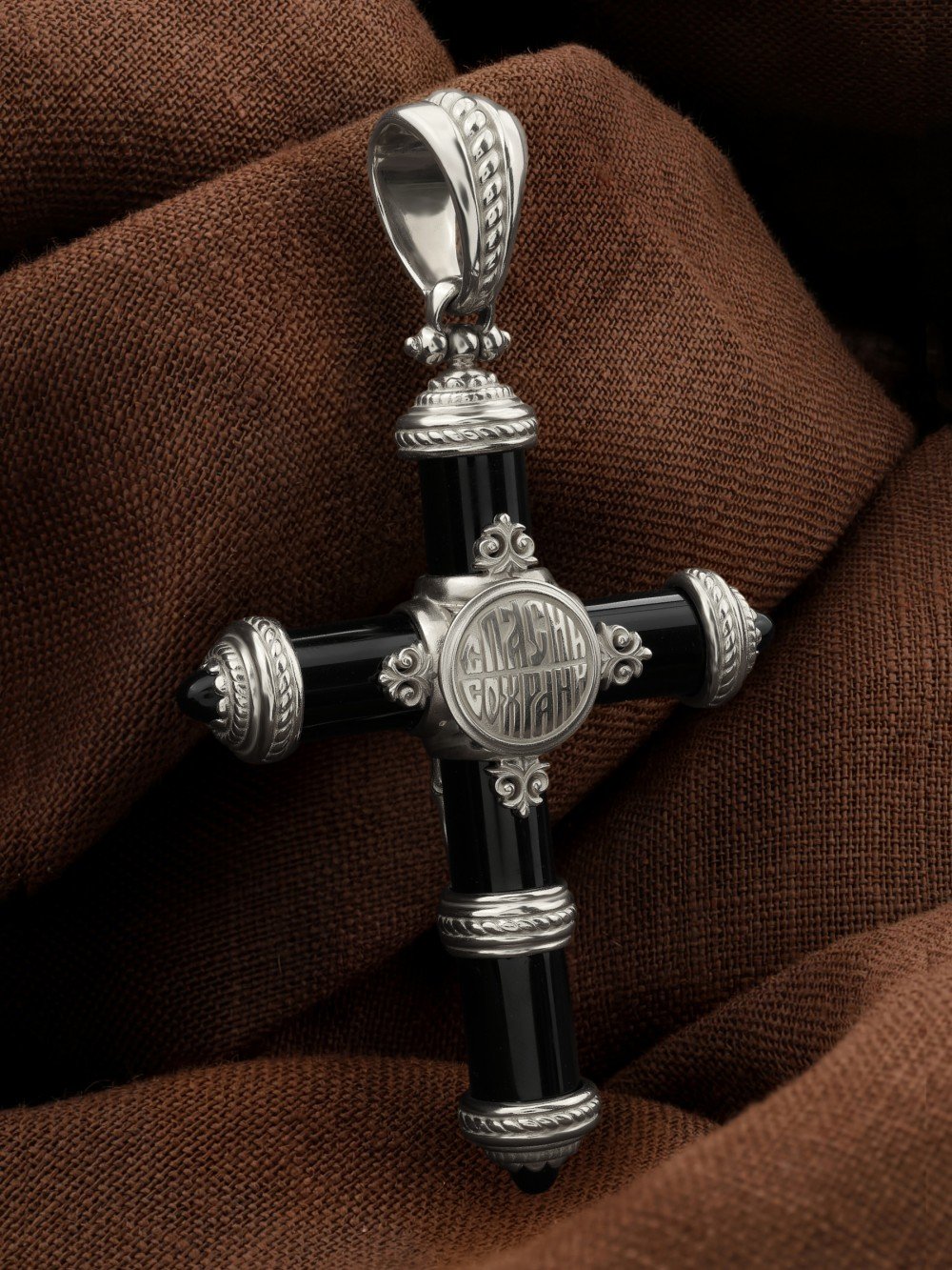 Крест из белого золота c ониксом