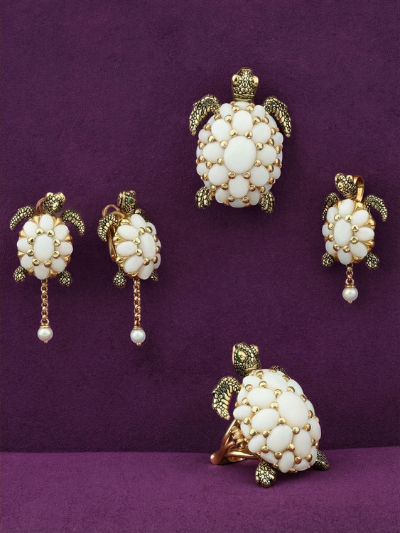 Брошь из лимонного золота c эмаль и бивнем мамонта