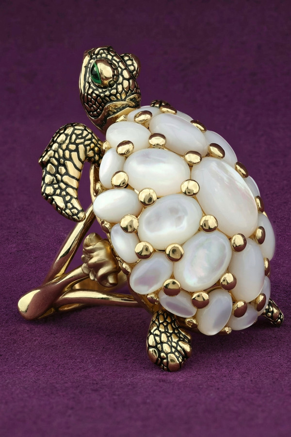 Кольцо из лимонного золота c эмаль и перламутром