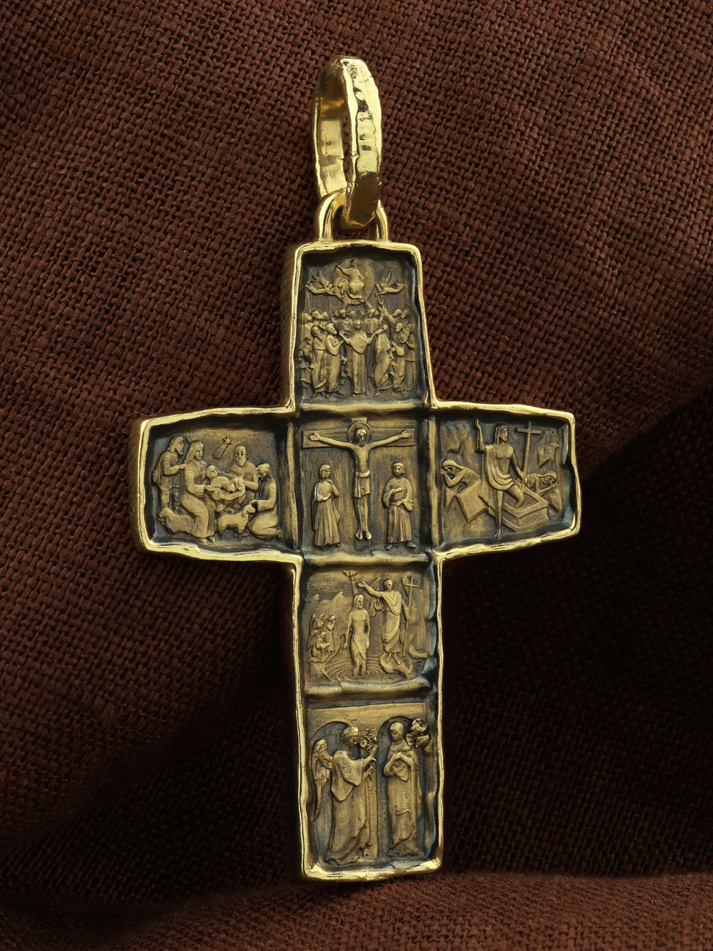 Крест из лимонного золота