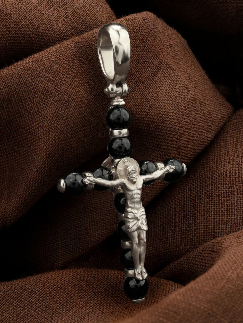 Крест из белого золота c ониксом