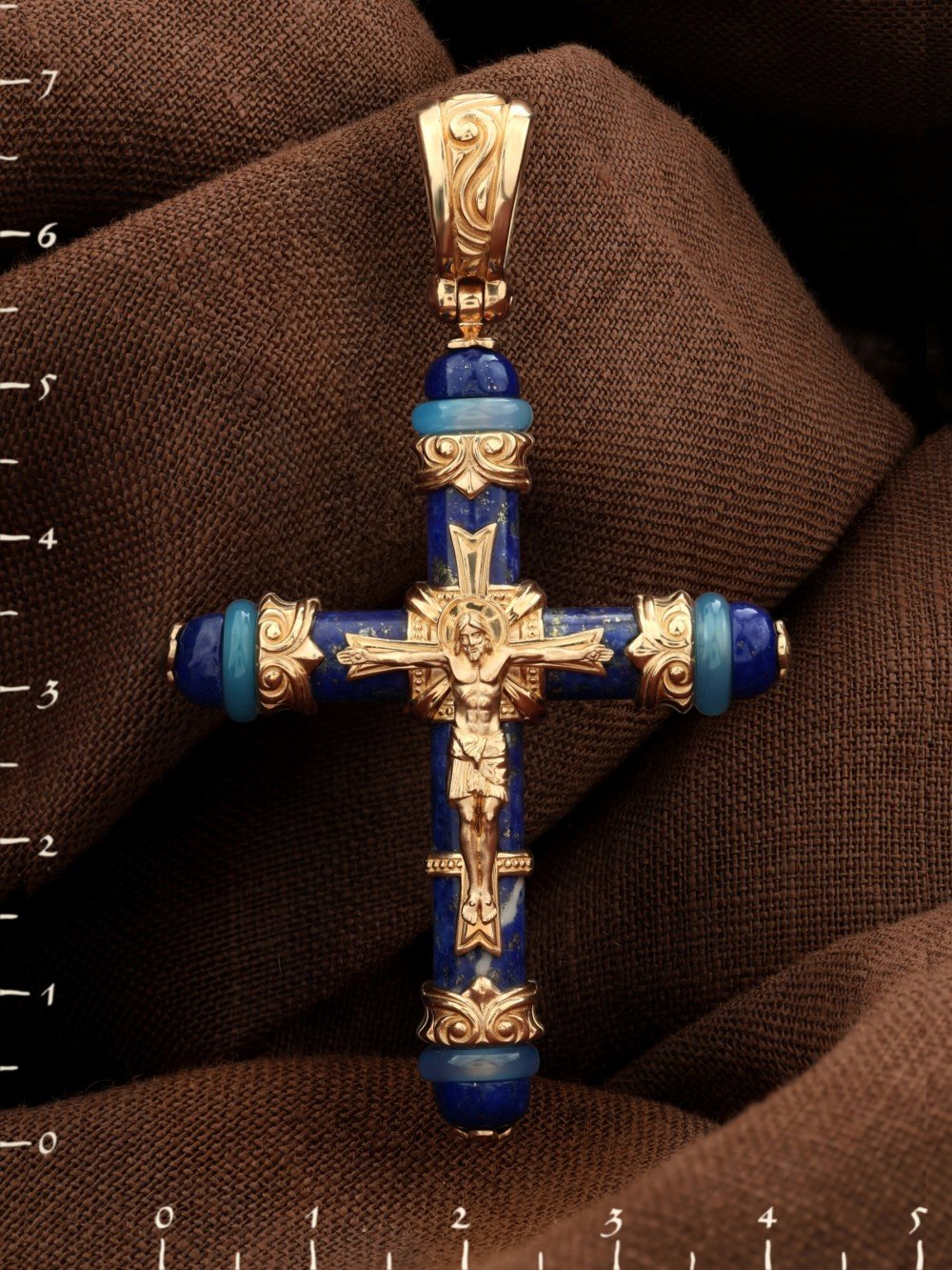 Крест из золота c агатом и лазуритом