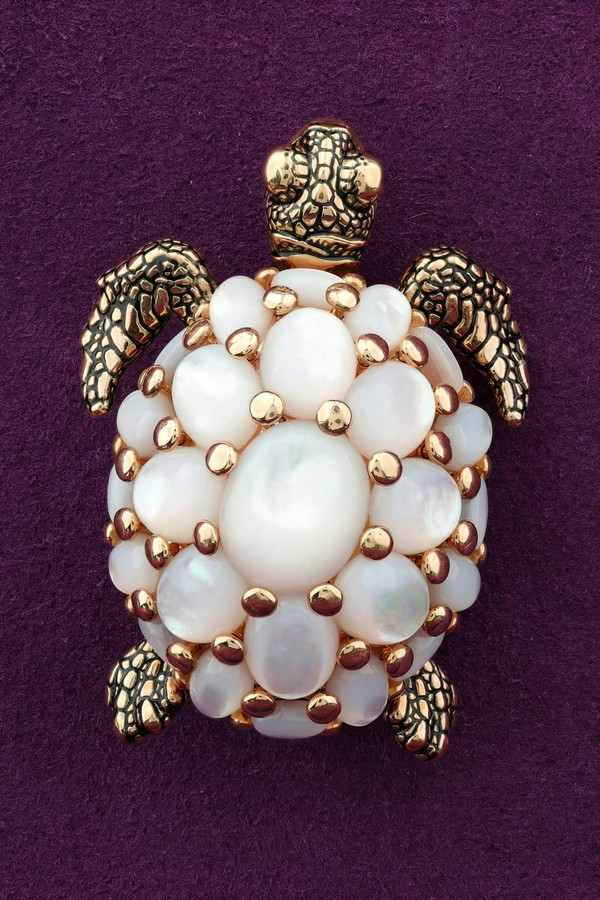 Брошь из золота c эмаль и перламутром