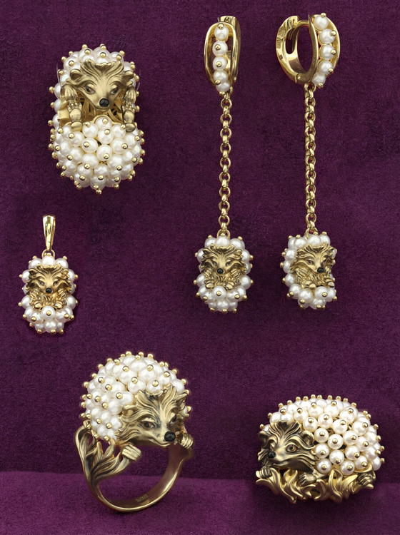 Брошь из лимонного золота c эмаль и жемчугом