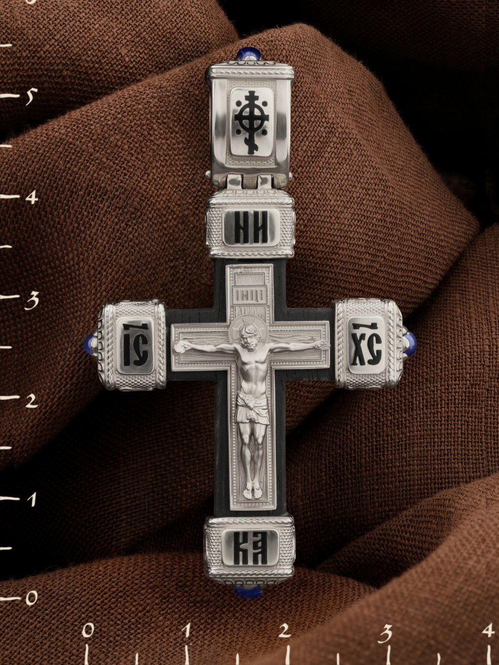 Крест из белого золота c эмаль , сапфиром и эбеновым деревом