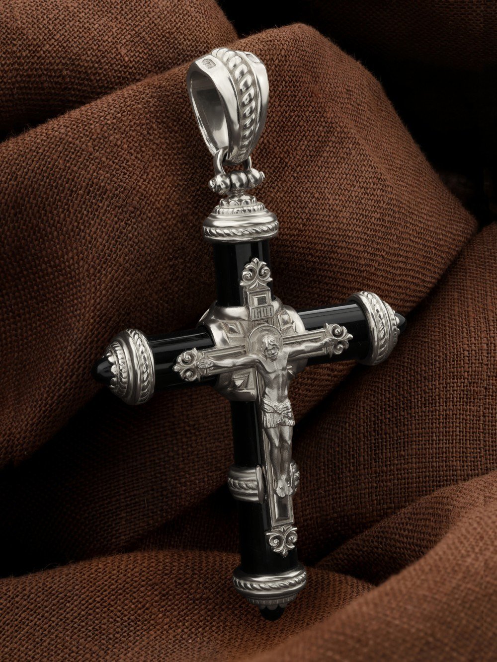 Крест из белого золота c ониксом