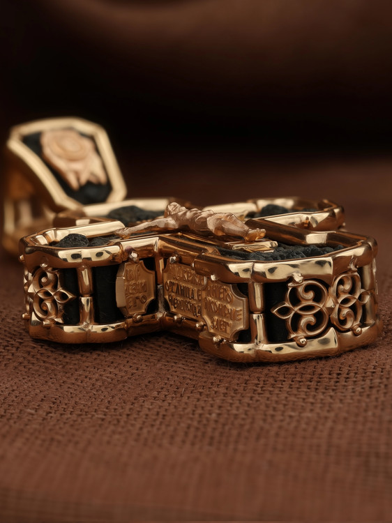 Крест из золота c эбеновым деревом