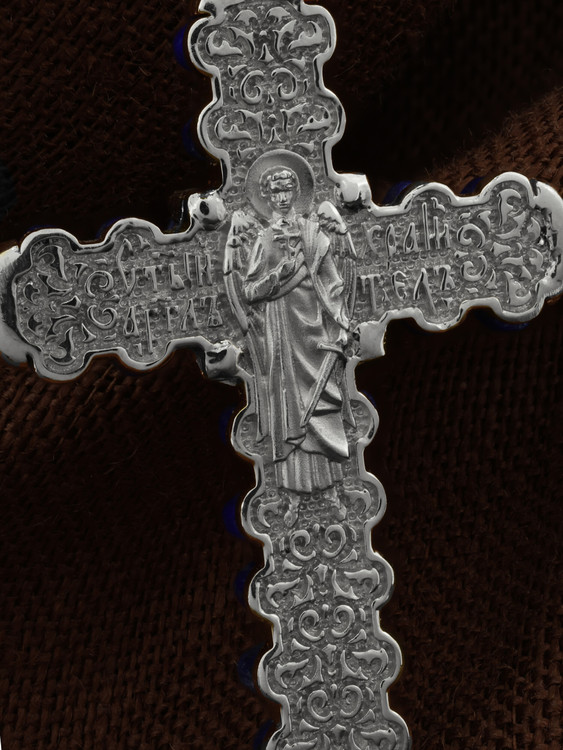 Крест из белого золота c лазуритом