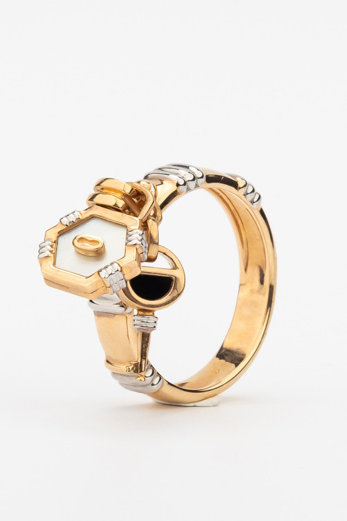 Кольцо из золота c ониксом и перламутром