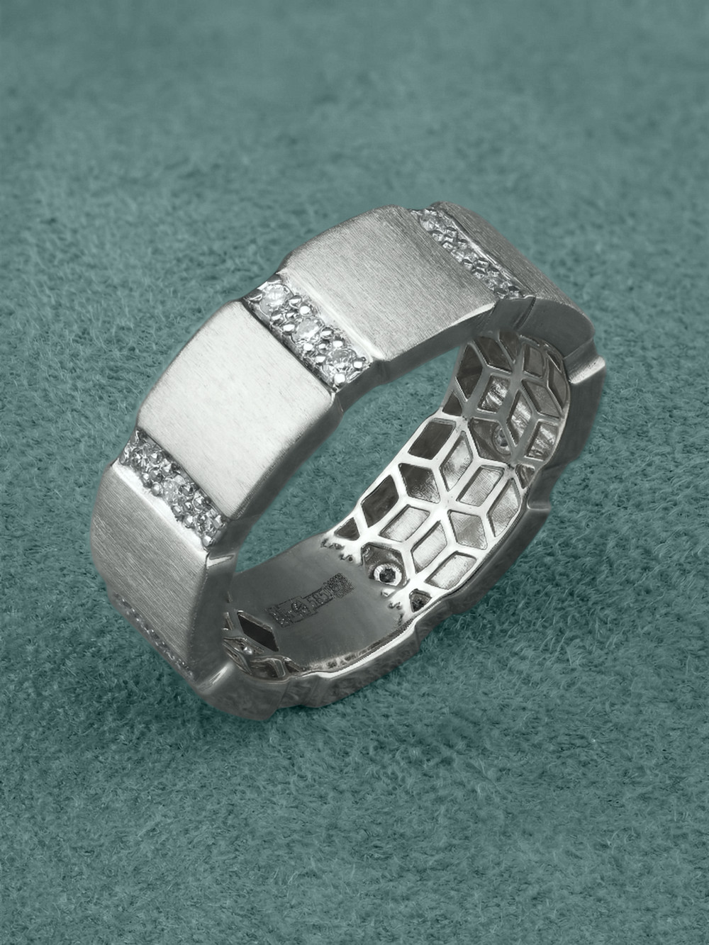 Кольцо из белого золота c бриллиантами