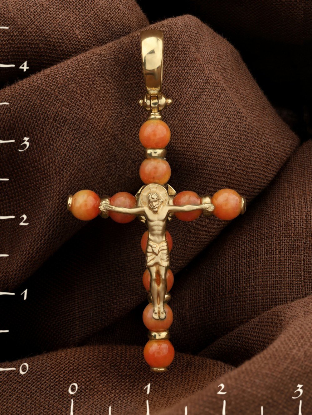 Крест из лимонного золота c кораллом