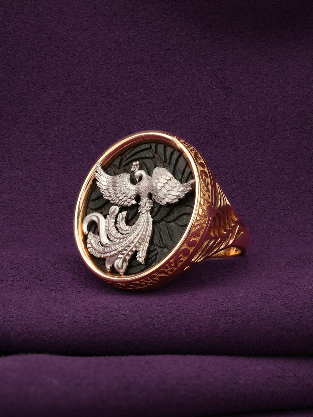 Кольцо из золота c эбеновым деревом