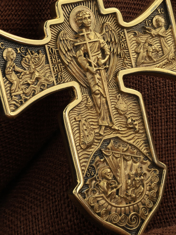 Крест из лимонного золота