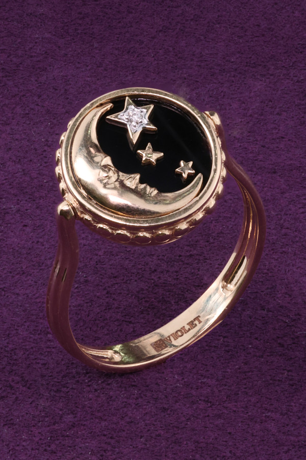 Кольцо из золота c бриллиантами, ониксом и перламутром