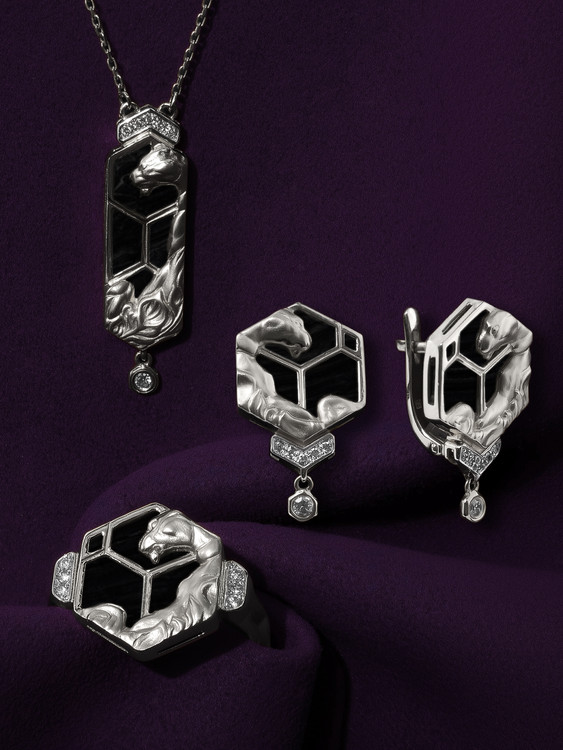 Колье из белого золота c бриллиантами и ониксом