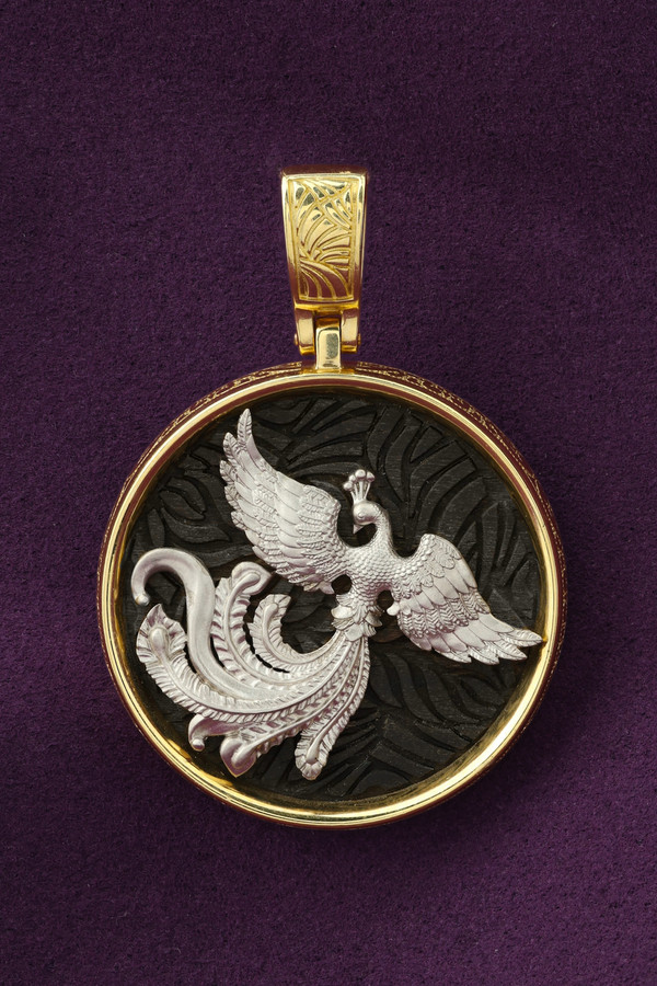 Подвеска из лимонного золота c эбеновым деревом