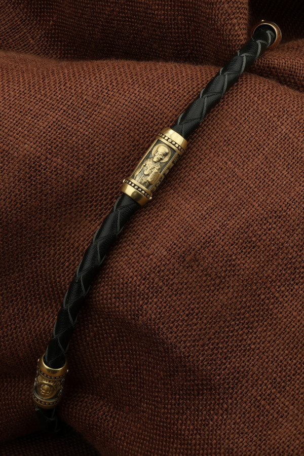 Браслет из лимонного золота c кожаным шнурком