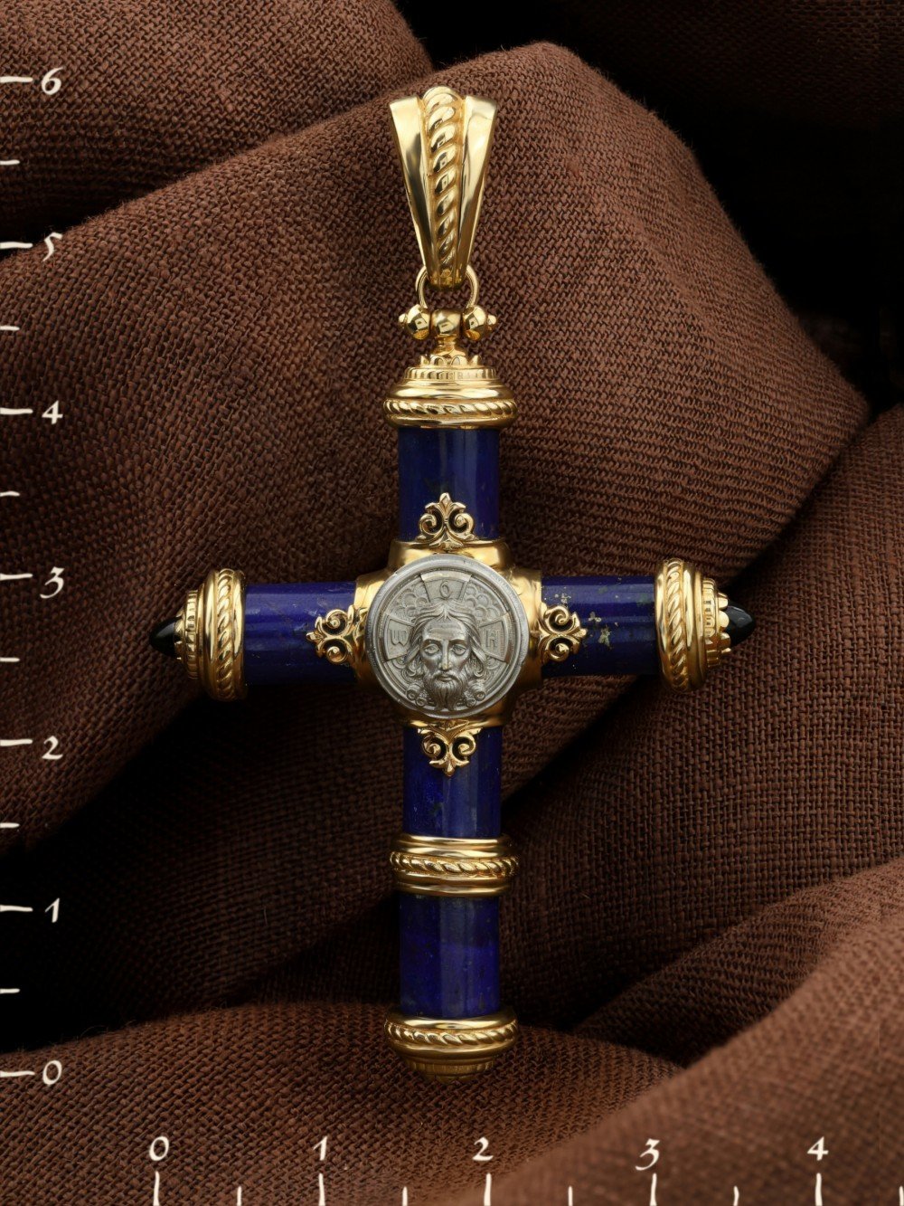 Крест из лимонного золота c ониксом и лазуритом