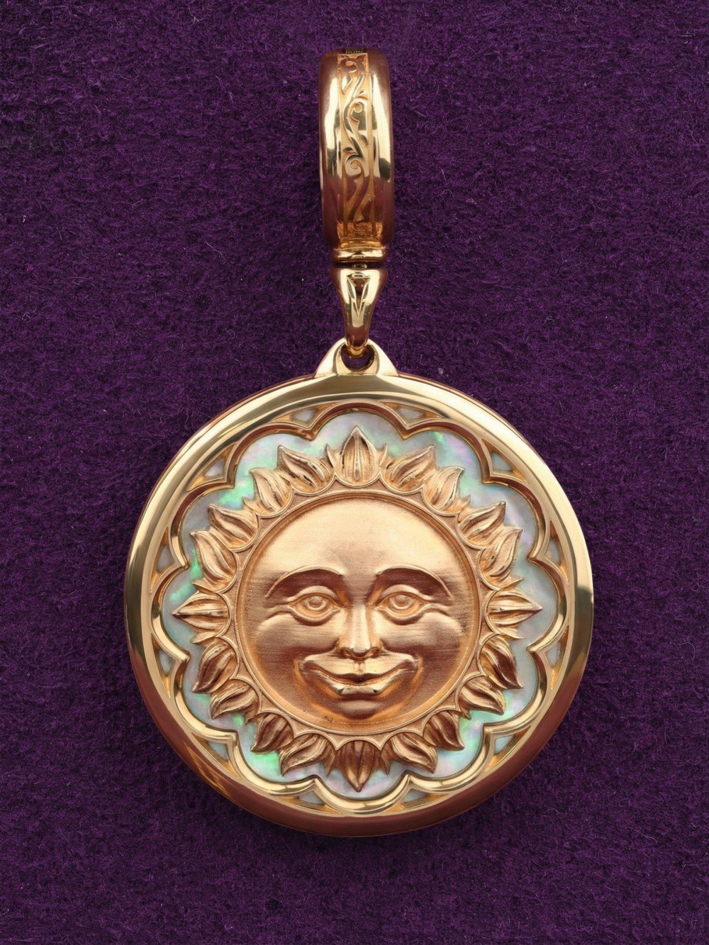 Подвеска из золота c перламутром